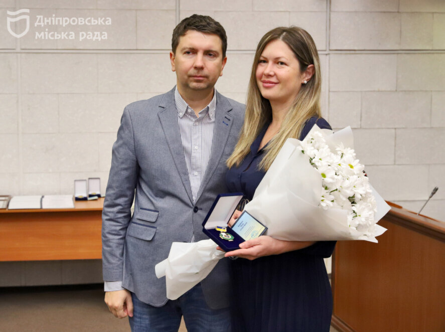 ОФІЦІЙНО                Вдячність від усього Дніпра: під час сесії міськради традиційно нагородили медичних працівників та комунальників
