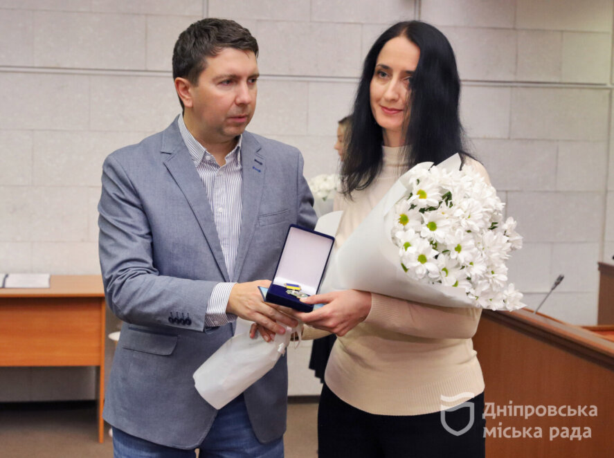 ОФІЦІЙНО                Вдячність від усього Дніпра: під час сесії міськради традиційно нагородили медичних працівників та комунальників