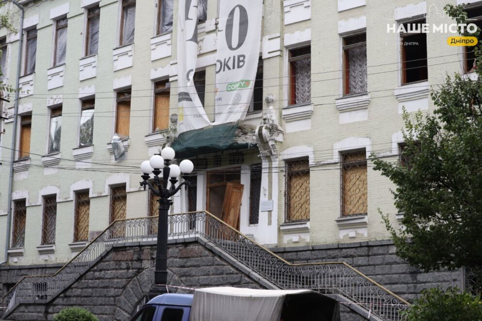 Люди не постраждали, експонати у безпеці: Художній музей у Дніпрі оговтується після шахедної атаки