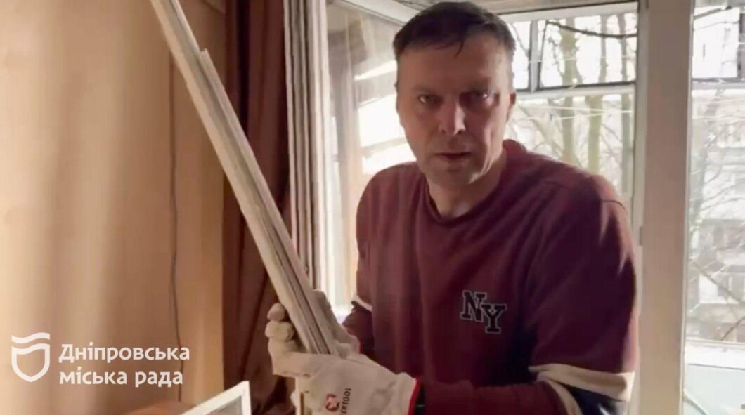У Дніпрі надають допомогу мешканцям пошкоджених внаслідок ворожого удару будинків