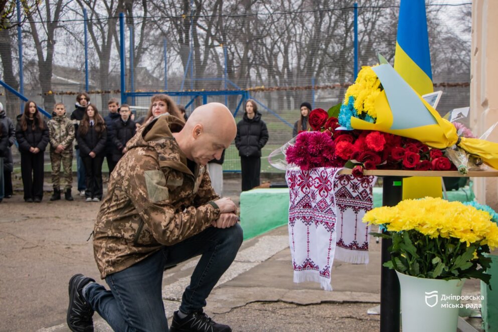 ОФІЦІЙНО                У Дніпрі на фасаді гімназії № 65 відкрили меморіальну дошку воїну 3-ї штурмової бригади Кирилу Політуну