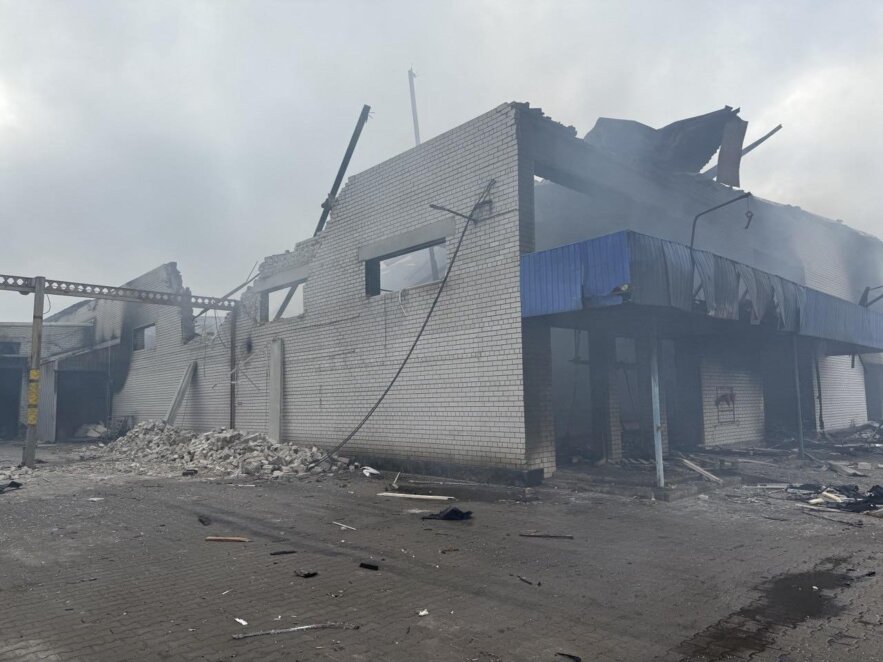 Війна проти сухариків і чипсів: у Павлограді ворожа атака знищила склад продукції відомого бізнесмена з Дніпра