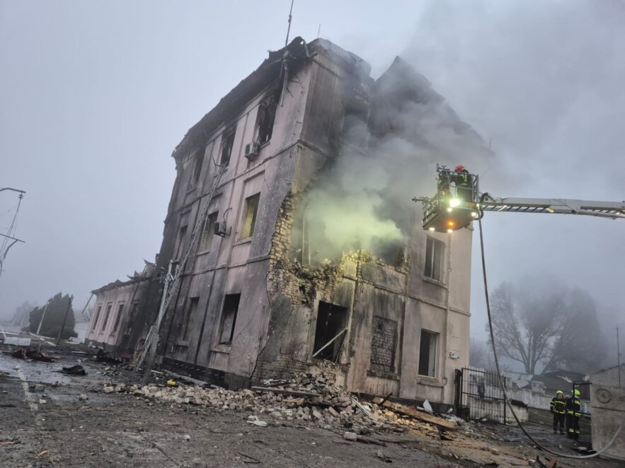 Через атаку на залізничну інфраструктуру затримуються потяги, що курсують через Дніпро