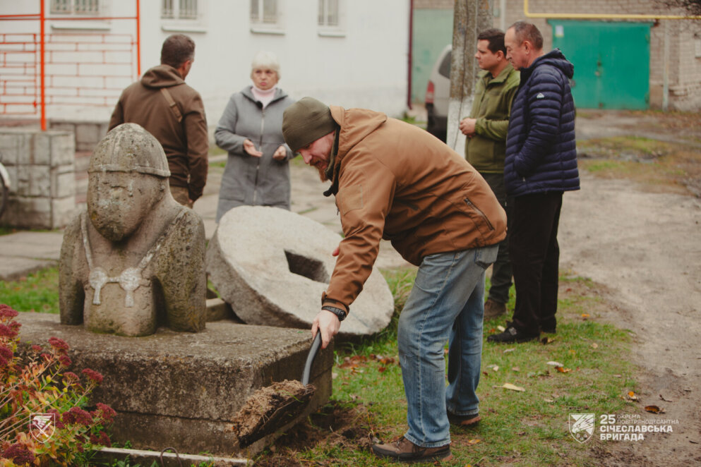 ЕКСКЛЮЗИВ
                                Історія, яку доводиться рятувати: на Дніпропетровщині евакуювали кам’яних баб