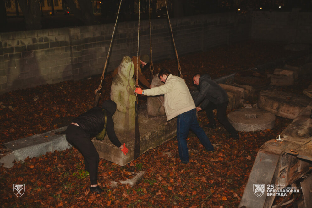 ЕКСКЛЮЗИВ
                                Історія, яку доводиться рятувати: на Дніпропетровщині евакуювали кам’яних баб