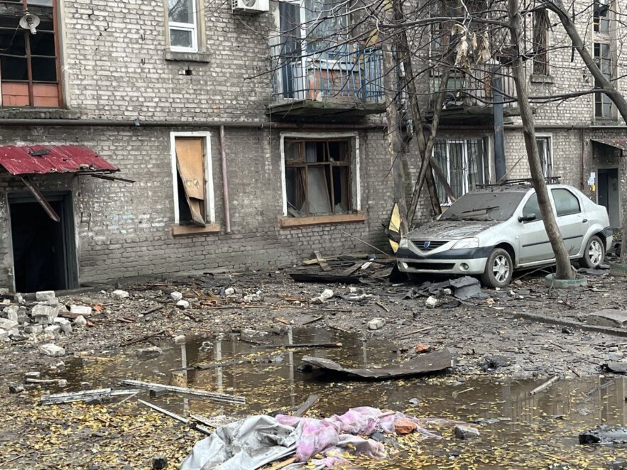Під завалами шукають людину: що відомо про стан постраждалих від нічної атаки у Кам’янському