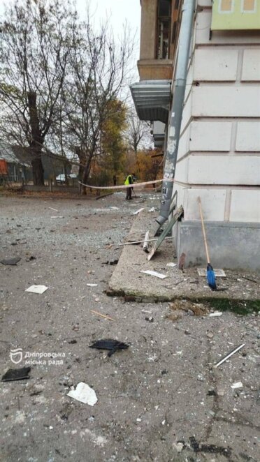 Героїчні комунальники Дніпра з 7-ї ранку ліквідовують наслідки шахедної атаки в АНД районі - Наше Місто