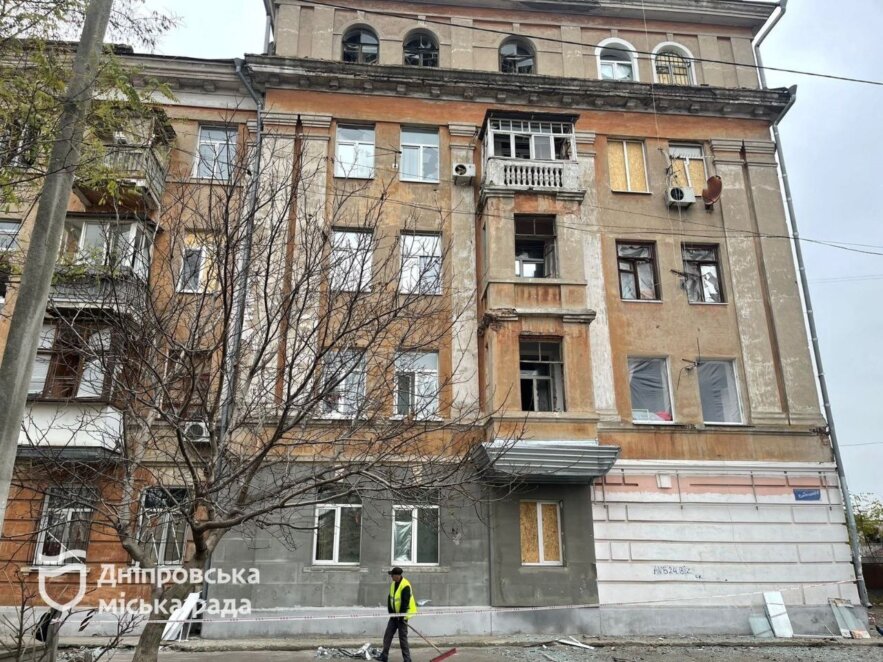 Героїчні комунальники Дніпра з 7-ї ранку ліквідовують наслідки шахедної атаки в АНД районі - Наше Місто