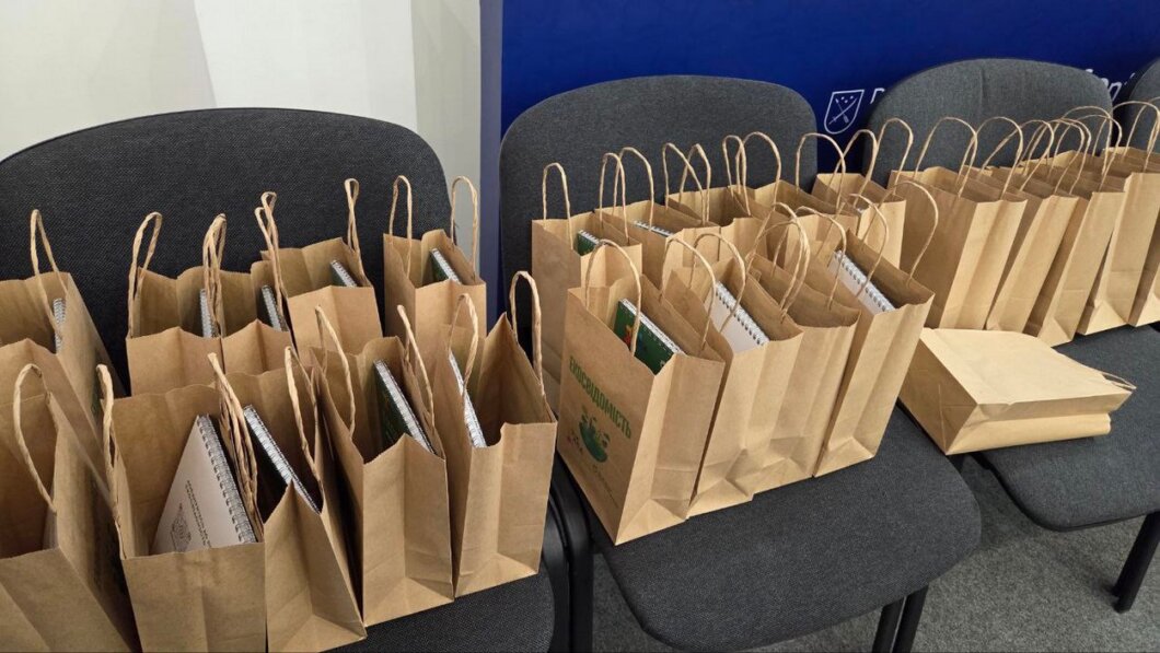 ОФІЦІЙНО                У Дніпрі зібрали понад пів тонни макулатури, а на виручені кошти передали грілки захисникам