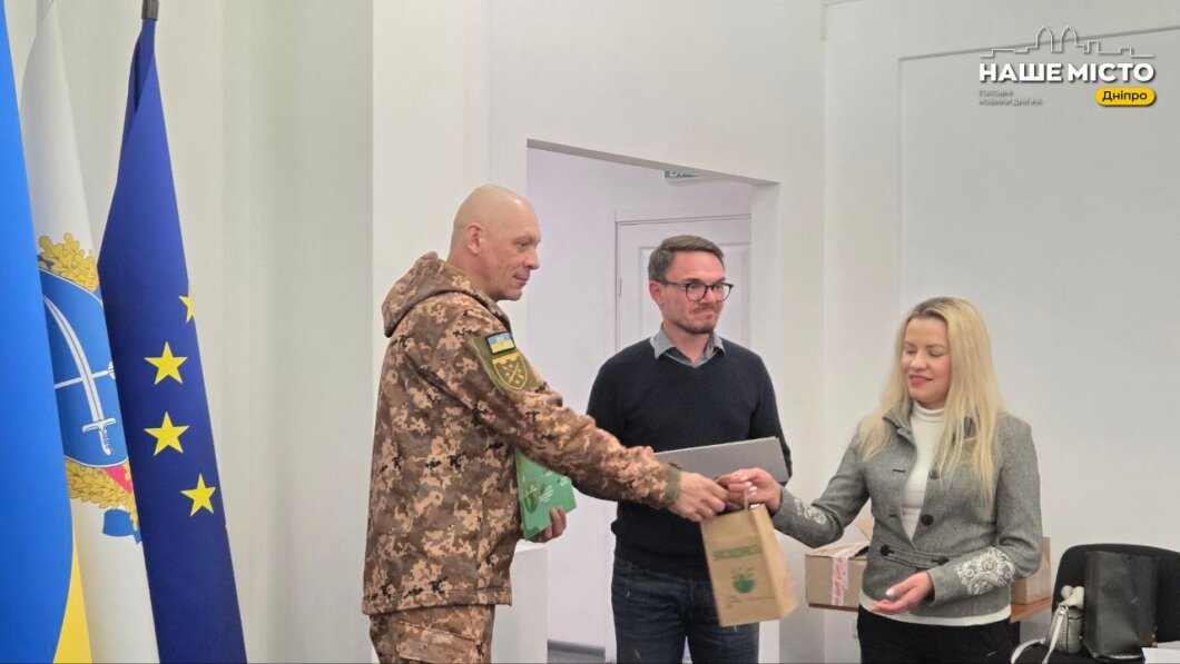 ОФІЦІЙНО                У Дніпрі зібрали понад пів тонни макулатури, а на виручені кошти передали грілки захисникам