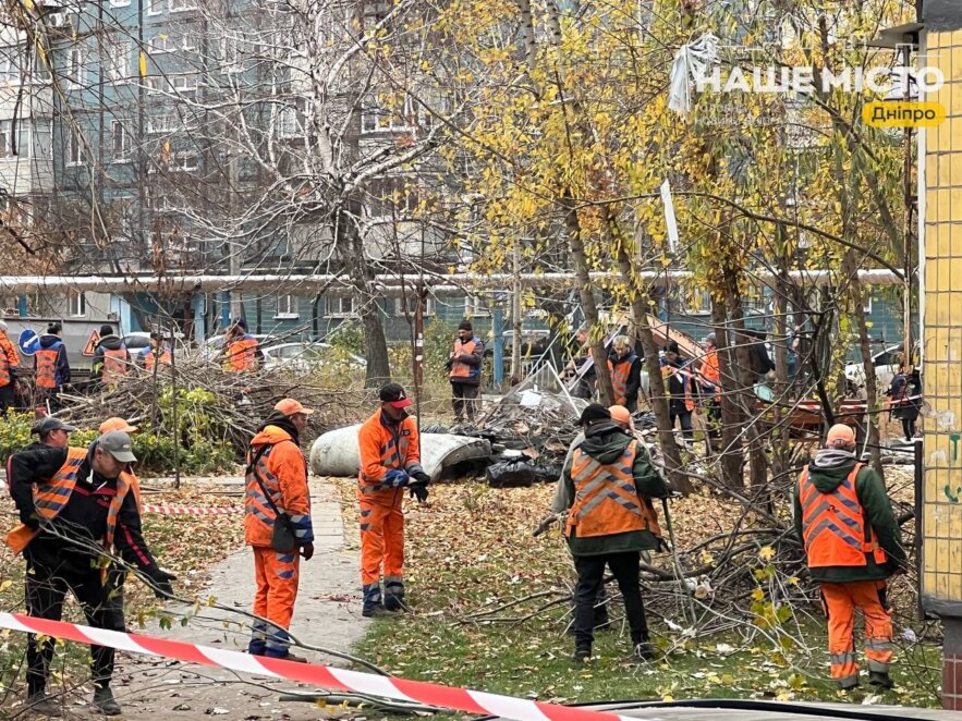 Героїчні комунальники Дніпра з самого ранку працюють на ліквідації наслідків шахедної атаки