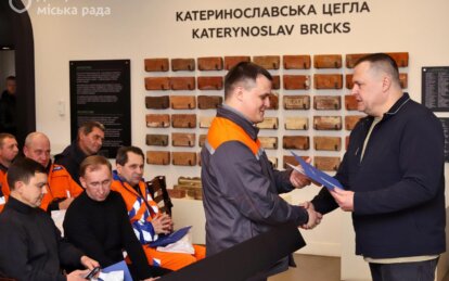 Забезпечують життєдіяльність та стійкість Дніпра: Філатов вручив героям-енергетикам медалі та відзна...