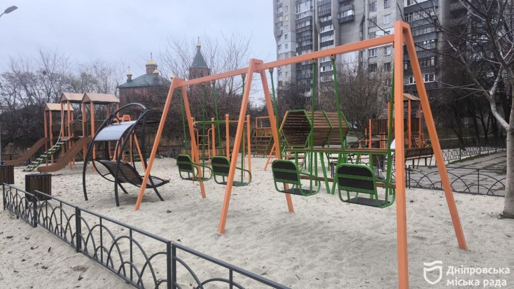 ОФІЦІЙНО                Безпечне гумове покриття та оновлене обладнання: у Дніпрі продовжують ремонтувати дитячі та спортивні майданчики