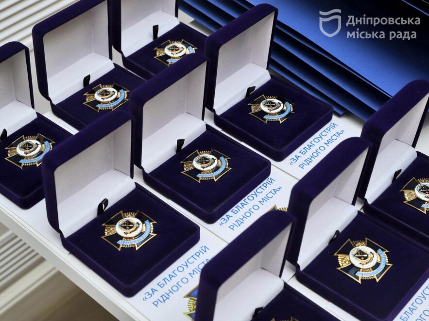 ОФІЦІЙНО                Забезпечують життєдіяльність та стійкість Дніпра: Філатов вручив героям-енергетикам медалі та відзнаки від міста