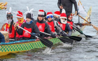 Драгонботи, SUP-дошки, байдарки та яли: у Дніпрі відбувся традиційний різдвяний заплив