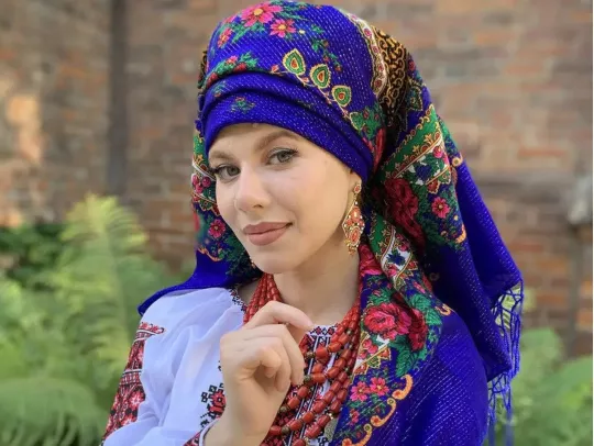 ЕКСКЛЮЗИВ
                                Стильний аксесуар та потужний оберіг: чому дніпрянки носять хустки