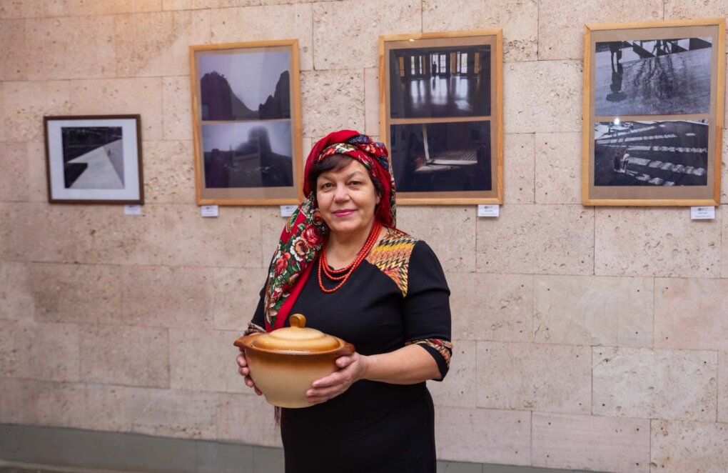 ЕКСКЛЮЗИВ
                                Стильний аксесуар та потужний оберіг: чому дніпрянки носять хустки