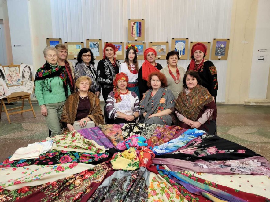 ЕКСКЛЮЗИВ
                                Стильний аксесуар та потужний оберіг: чому дніпрянки носять хустки