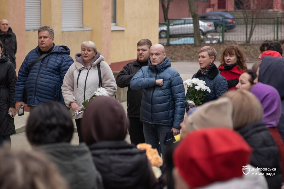 ОФІЦІЙНО                На фасаді Дніпровської гімназії № 46 відкрили меморіальні дошки на честь загиблих випускників