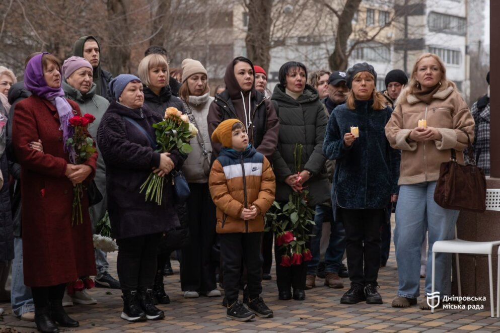 ОФІЦІЙНО                На фасаді Дніпровської гімназії № 46 відкрили меморіальні дошки на честь загиблих випускників