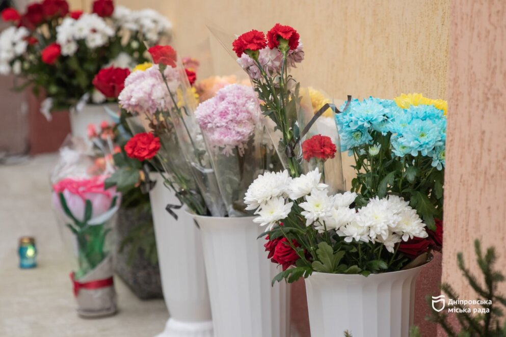 ОФІЦІЙНО                На фасаді Дніпровської гімназії № 46 відкрили меморіальні дошки на честь загиблих випускників