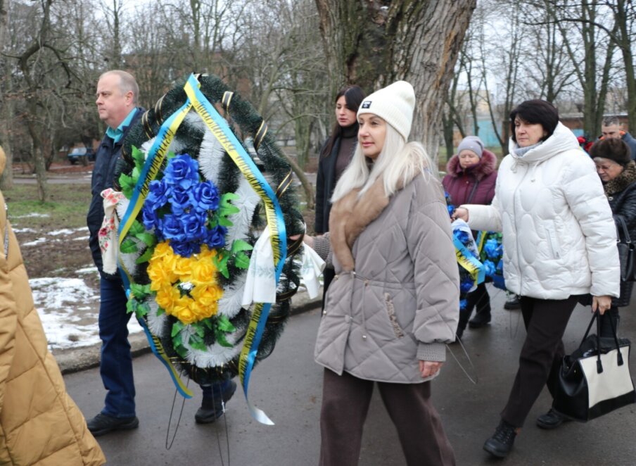 Залишилися батьки, дружина та син: у Нікополі провели в останню путь солдата