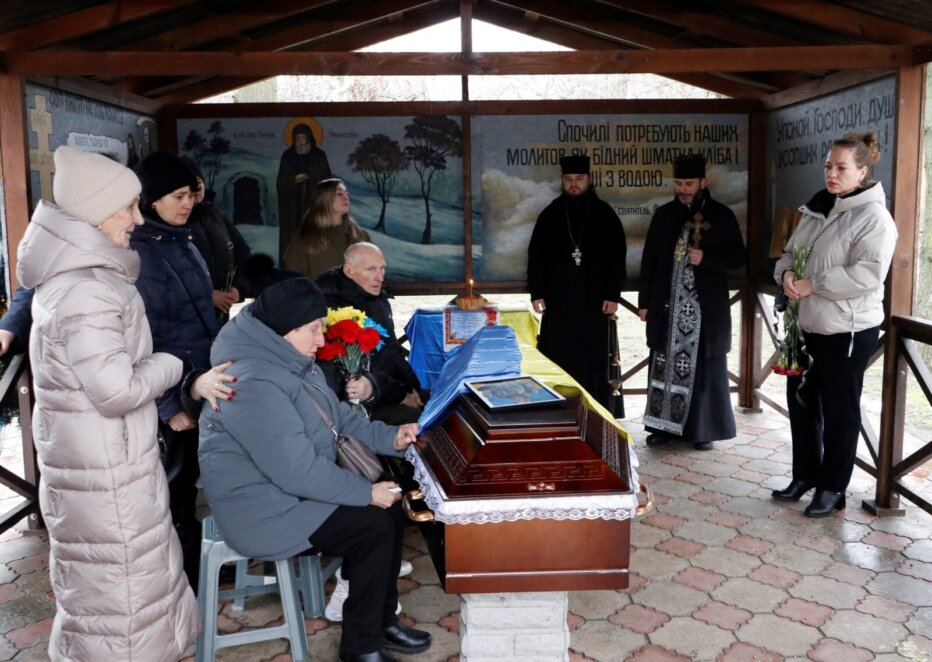 Залишилися батьки, дружина та син: у Нікополі провели в останню путь солдата