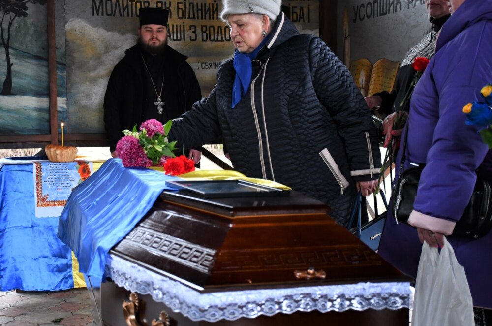 Повернувся на щиті: у Нікополі провели в останню путь старшого сержанта