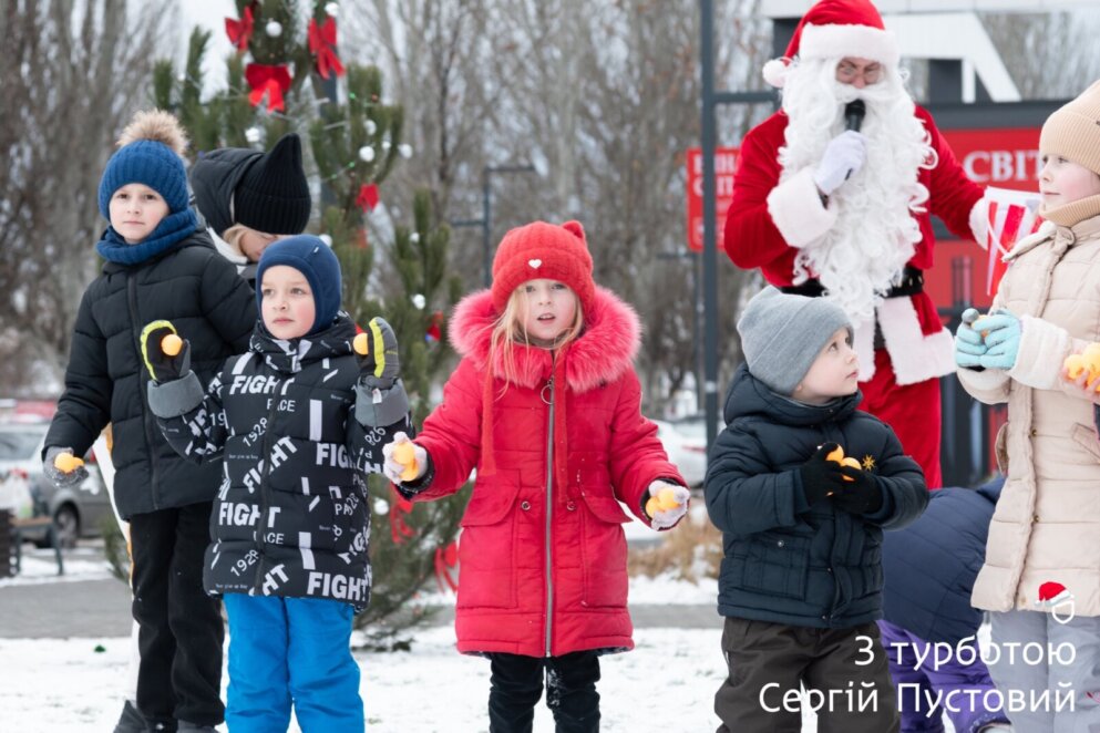 У Дніпрі напередодні Нового року влаштували дитяче свято у новому мінісквері