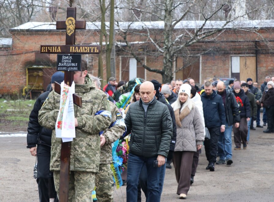 Залишилися батьки, дружина та син: у Нікополі провели в останню путь солдата