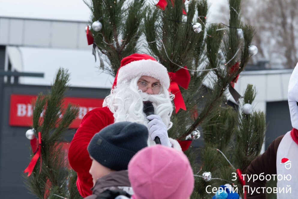 У Дніпрі напередодні Нового року влаштували дитяче свято у новому мінісквері