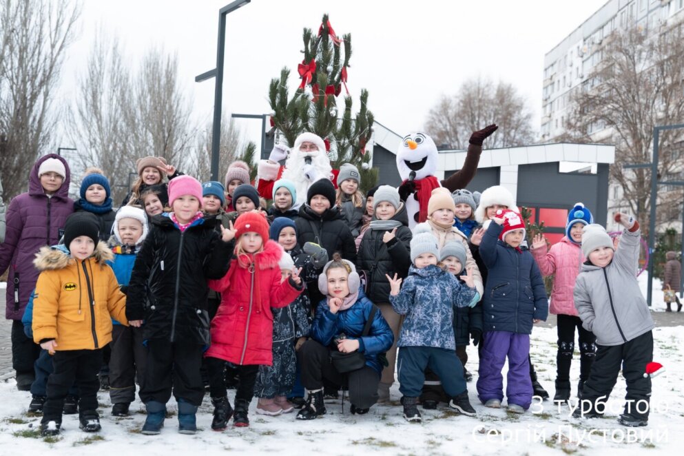 У Дніпрі напередодні Нового року влаштували дитяче свято у новому мінісквері