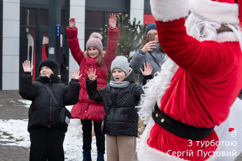 У Дніпрі напередодні Нового року влаштували дитяче свято у новому мінісквері