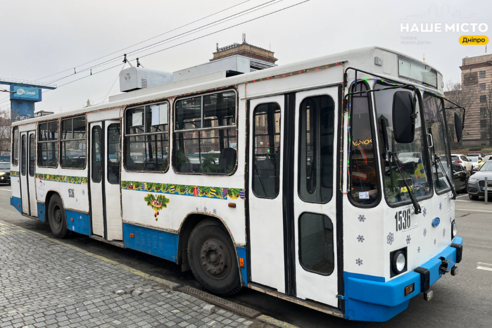 Новый год в Днепре 2025,
ёлки в Днепре,
главная ёлка Днепра метро,
праздничное оформление Днепра,
как украсили Днепр к Новому году,
Новый год в Днепре война,
праздничная иллюминация Днепр,
ёлка в метро Днепр,
новогодние локации Днепр,
где посмотреть ёлки в Днепре,
новогодний декор Днепр,
праздничный транспорт Днепр