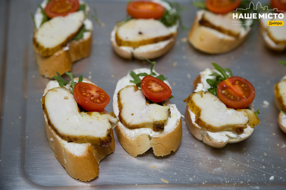 ЕКСКЛЮЗИВ
                                Святкові рецепти до Нового року: салат «Різдвяний вінок» і брускета «Цезар»