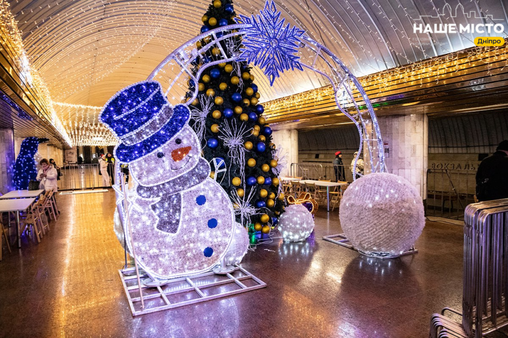 Новый год в Днепре 2025,
ёлки в Днепре,
главная ёлка Днепра метро,
праздничное оформление Днепра,
как украсили Днепр к Новому году,
Новый год в Днепре война,
праздничная иллюминация Днепр,
ёлка в метро Днепр,
новогодние локации Днепр,
где посмотреть ёлки в Днепре,
новогодний декор Днепр,
праздничный транспорт Днепр