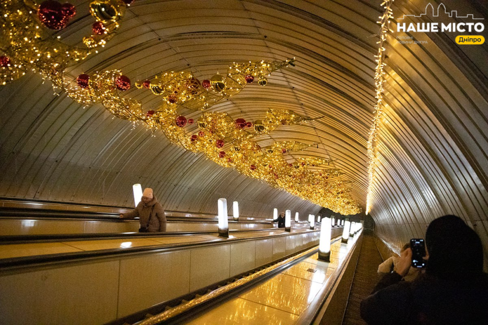 Новый год в Днепре 2025,
ёлки в Днепре,
главная ёлка Днепра метро,
праздничное оформление Днепра,
как украсили Днепр к Новому году,
Новый год в Днепре война,
праздничная иллюминация Днепр,
ёлка в метро Днепр,
новогодние локации Днепр,
где посмотреть ёлки в Днепре,
новогодний декор Днепр,
праздничный транспорт Днепр
