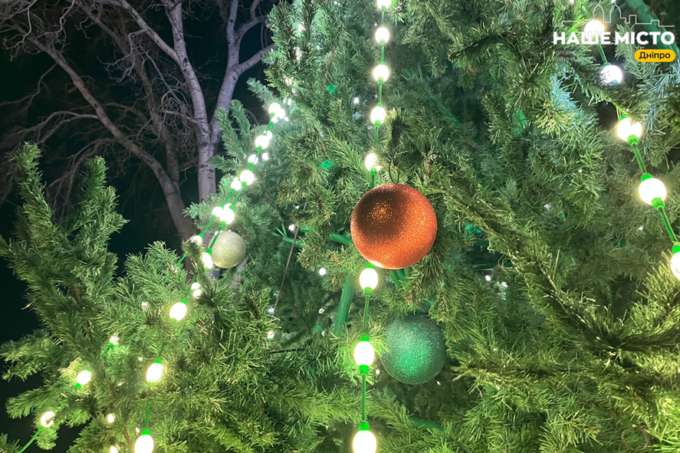 Новый год в Днепре 2025,
ёлки в Днепре,
главная ёлка Днепра метро,
праздничное оформление Днепра,
как украсили Днепр к Новому году,
Новый год в Днепре война,
праздничная иллюминация Днепр,
ёлка в метро Днепр,
новогодние локации Днепр,
где посмотреть ёлки в Днепре,
новогодний декор Днепр,
праздничный транспорт Днепр