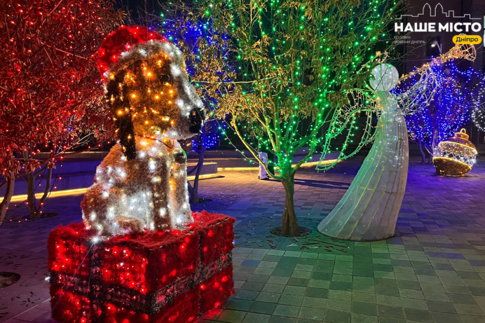 Новый год в Днепре 2025,
ёлки в Днепре,
главная ёлка Днепра метро,
праздничное оформление Днепра,
как украсили Днепр к Новому году,
Новый год в Днепре война,
праздничная иллюминация Днепр,
ёлка в метро Днепр,
новогодние локации Днепр,
где посмотреть ёлки в Днепре,
новогодний декор Днепр,
праздничный транспорт Днепр