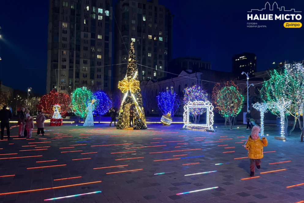 Новый год в Днепре 2025,
ёлки в Днепре,
главная ёлка Днепра метро,
праздничное оформление Днепра,
как украсили Днепр к Новому году,
Новый год в Днепре война,
праздничная иллюминация Днепр,
ёлка в метро Днепр,
новогодние локации Днепр,
где посмотреть ёлки в Днепре,
новогодний декор Днепр,
праздничный транспорт Днепр