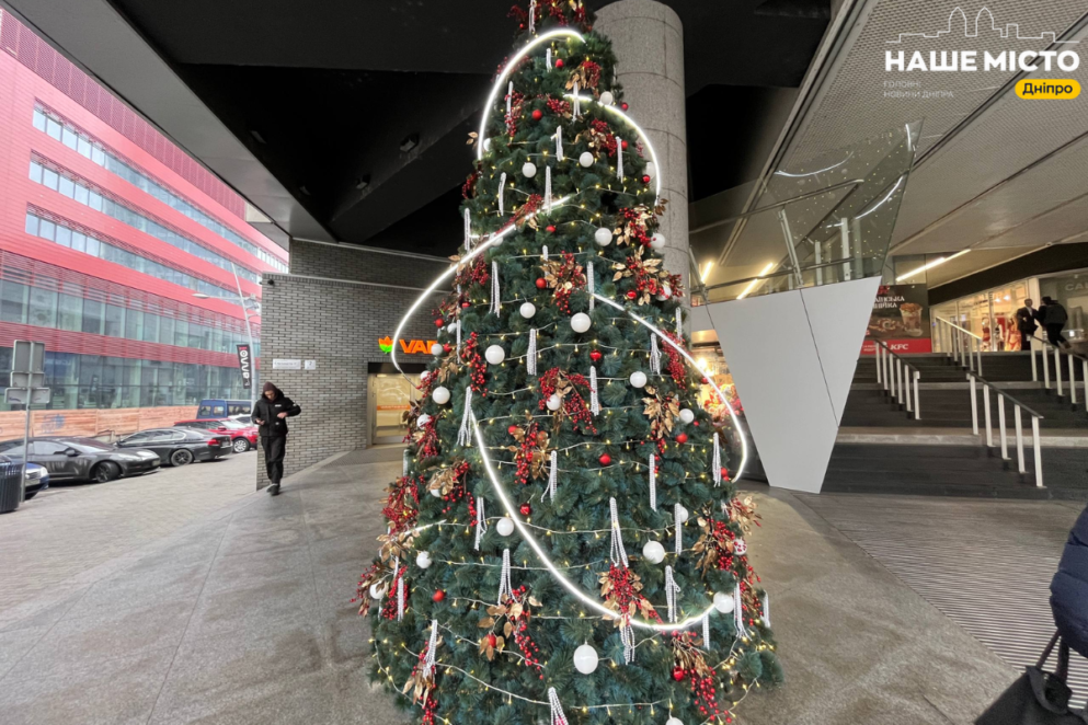 Новый год в Днепре 2025,
ёлки в Днепре,
главная ёлка Днепра метро,
праздничное оформление Днепра,
как украсили Днепр к Новому году,
Новый год в Днепре война,
праздничная иллюминация Днепр,
ёлка в метро Днепр,
новогодние локации Днепр,
где посмотреть ёлки в Днепре,
новогодний декор Днепр,
праздничный транспорт Днепр