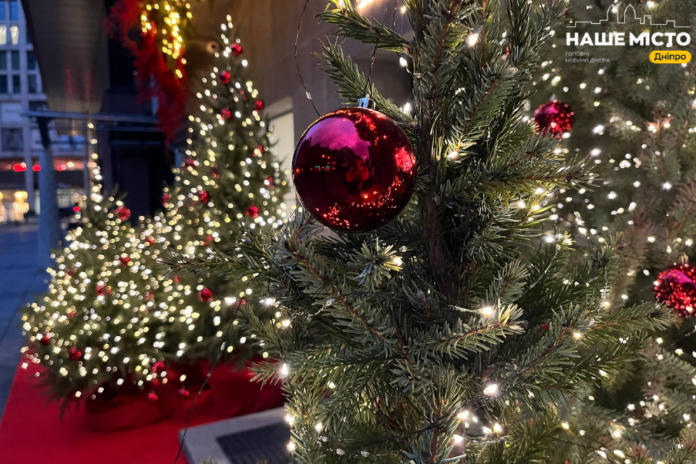 Новый год в Днепре 2025,
ёлки в Днепре,
главная ёлка Днепра метро,
праздничное оформление Днепра,
как украсили Днепр к Новому году,
Новый год в Днепре война,
праздничная иллюминация Днепр,
ёлка в метро Днепр,
новогодние локации Днепр,
где посмотреть ёлки в Днепре,
новогодний декор Днепр,
праздничный транспорт Днепр