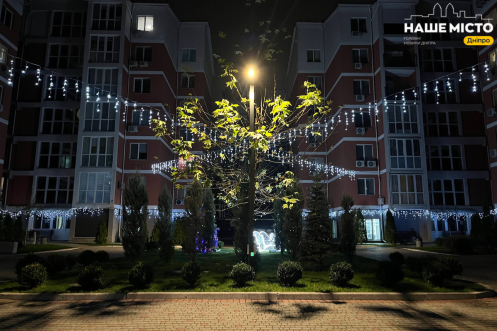 Новый год в Днепре 2025,
ёлки в Днепре,
главная ёлка Днепра метро,
праздничное оформление Днепра,
как украсили Днепр к Новому году,
Новый год в Днепре война,
праздничная иллюминация Днепр,
ёлка в метро Днепр,
новогодние локации Днепр,
где посмотреть ёлки в Днепре,
новогодний декор Днепр,
праздничный транспорт Днепр