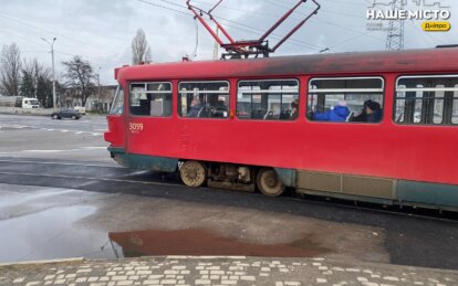 У Дніпрі завершили ремонт останнього у 2025 році трамвайного переїзду