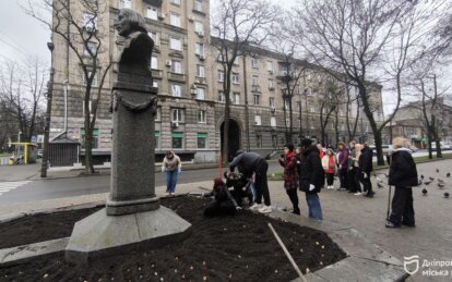 Вдячність, що квітне: студенти релокованого з Маріуполя до Дніпра університету висадили у місті алею...