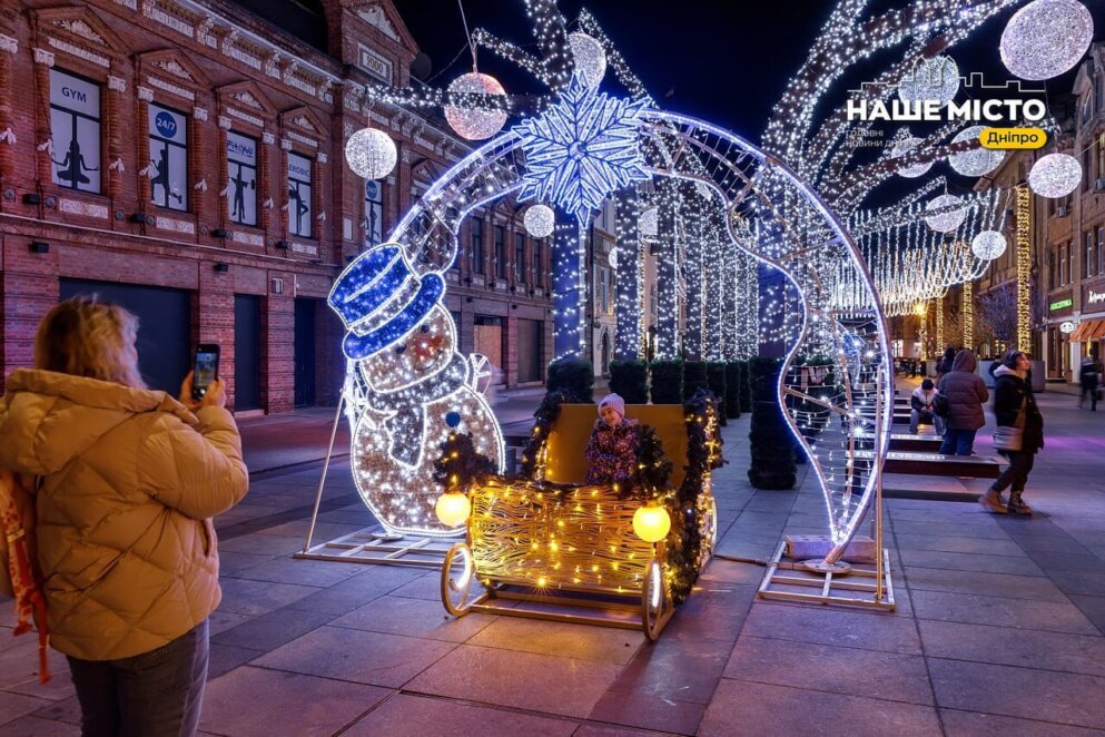 ЕКСКЛЮЗИВ
ОФІЦІЙНО                У Дніпрі встановлюють новорічну ілюмінацію: 17 кілометрів енергоощадних гірлянд працюватимуть навіть без світла