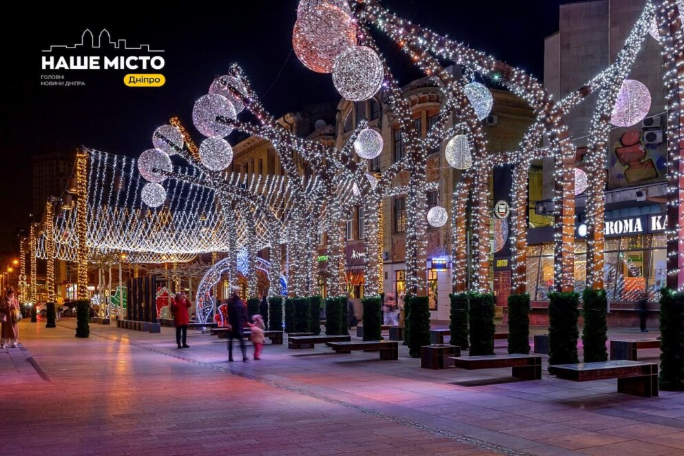 ЕКСКЛЮЗИВ
ОФІЦІЙНО                У Дніпрі встановлюють новорічну ілюмінацію: 17 кілометрів енергоощадних гірлянд працюватимуть навіть без світла