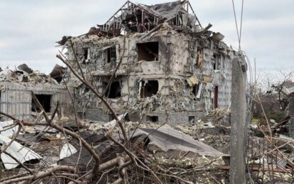 Ракетный удар по Днепровскому району: трое раненых, разрушены частные дома