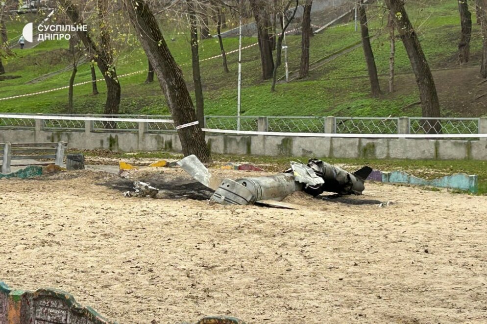 У Дніпрі уламки ракети впали у дитячому парку в центрі міста
