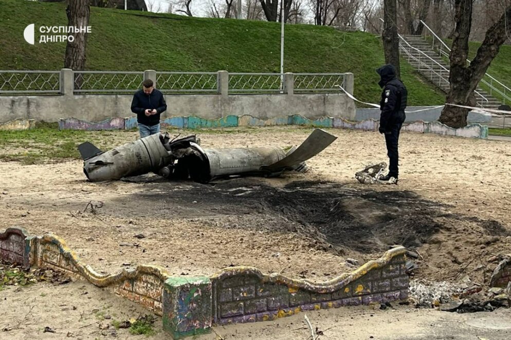 У Дніпрі уламки ракети впали у дитячому парку в центрі міста - Наше Місто